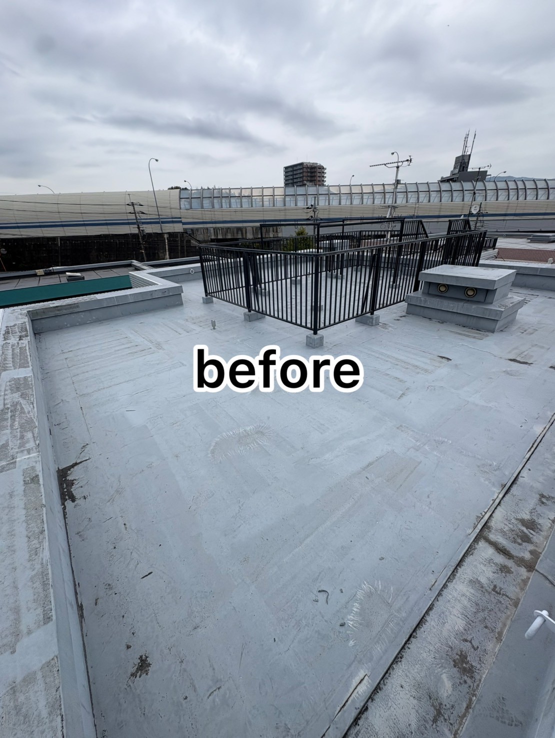 茨木市Mマンションの屋上防水層の劣化状態。汚れや摩耗が目立ち補修が必要な施工前の様子